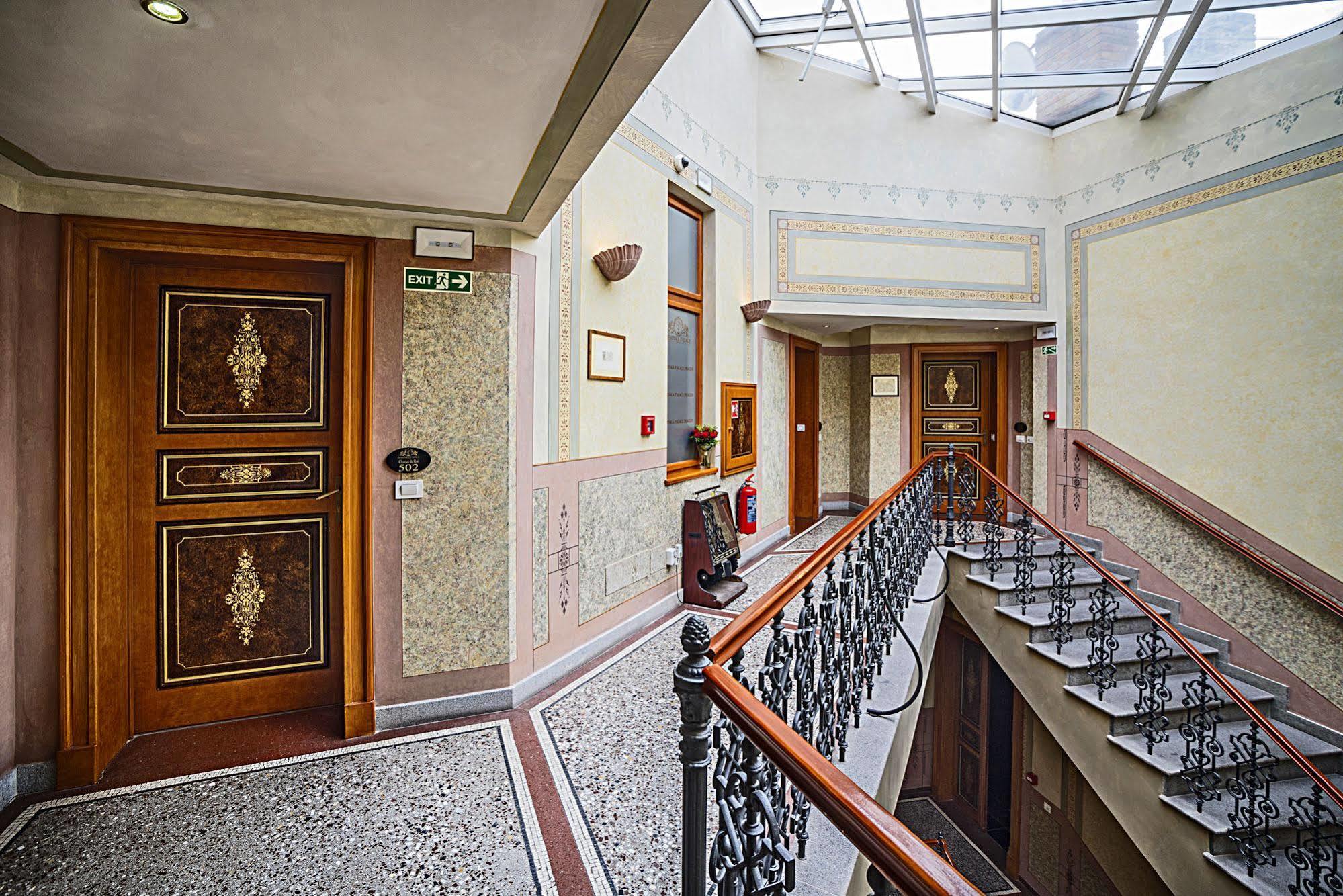 Deminka Palace Praha Bagian luar foto