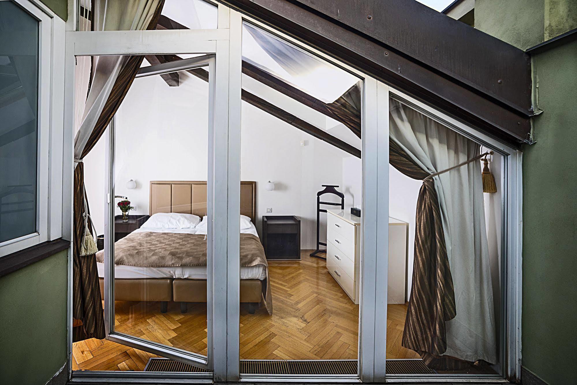 Deminka Palace Praha Bagian luar foto