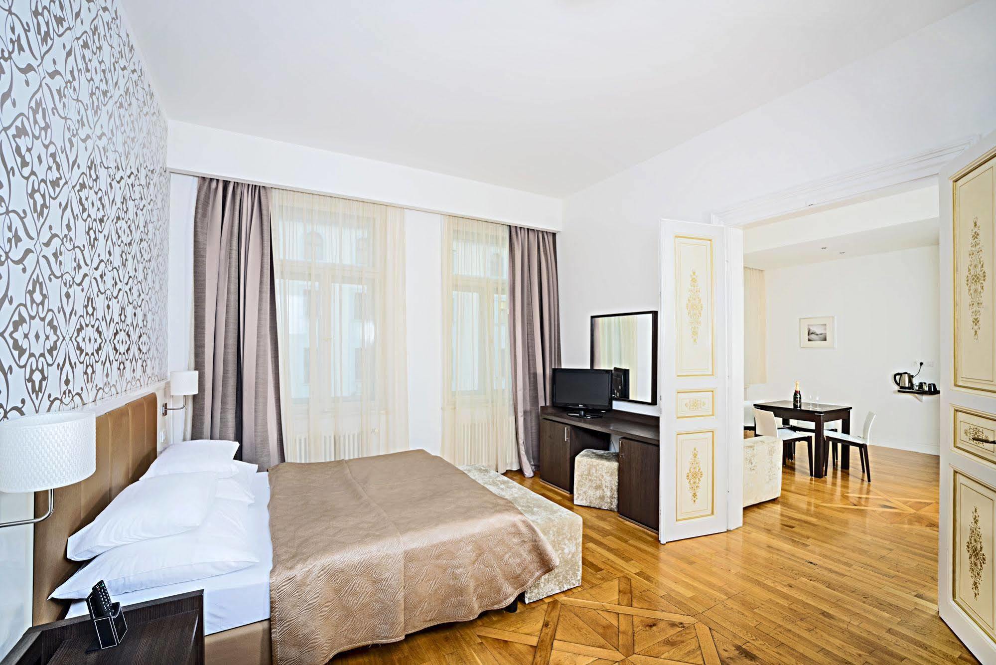 Deminka Palace Praha Bagian luar foto
