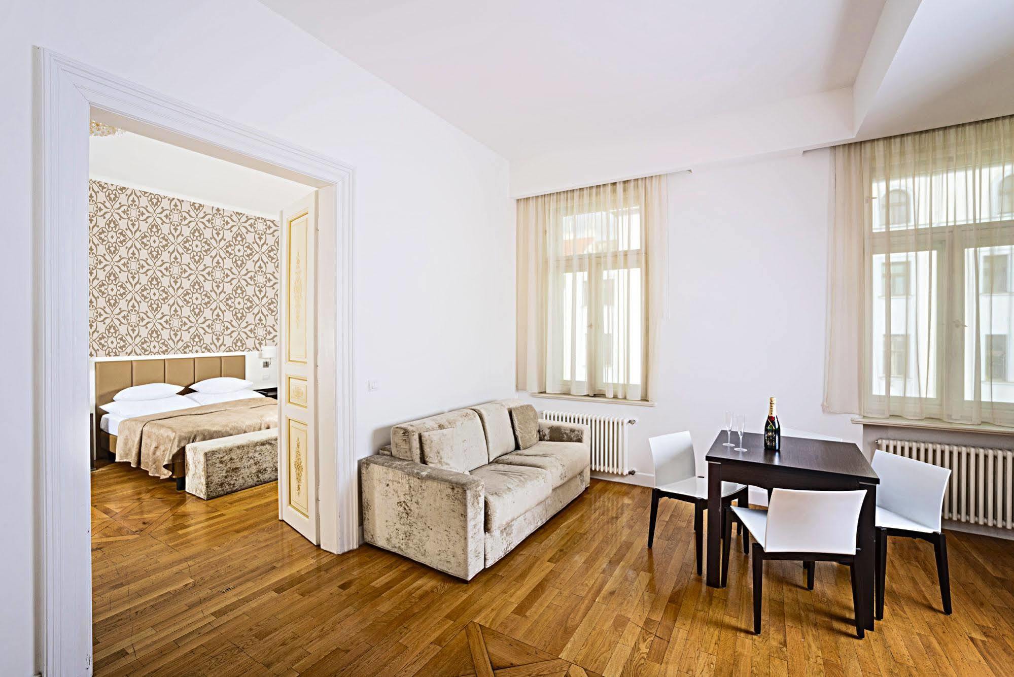 Deminka Palace Praha Bagian luar foto