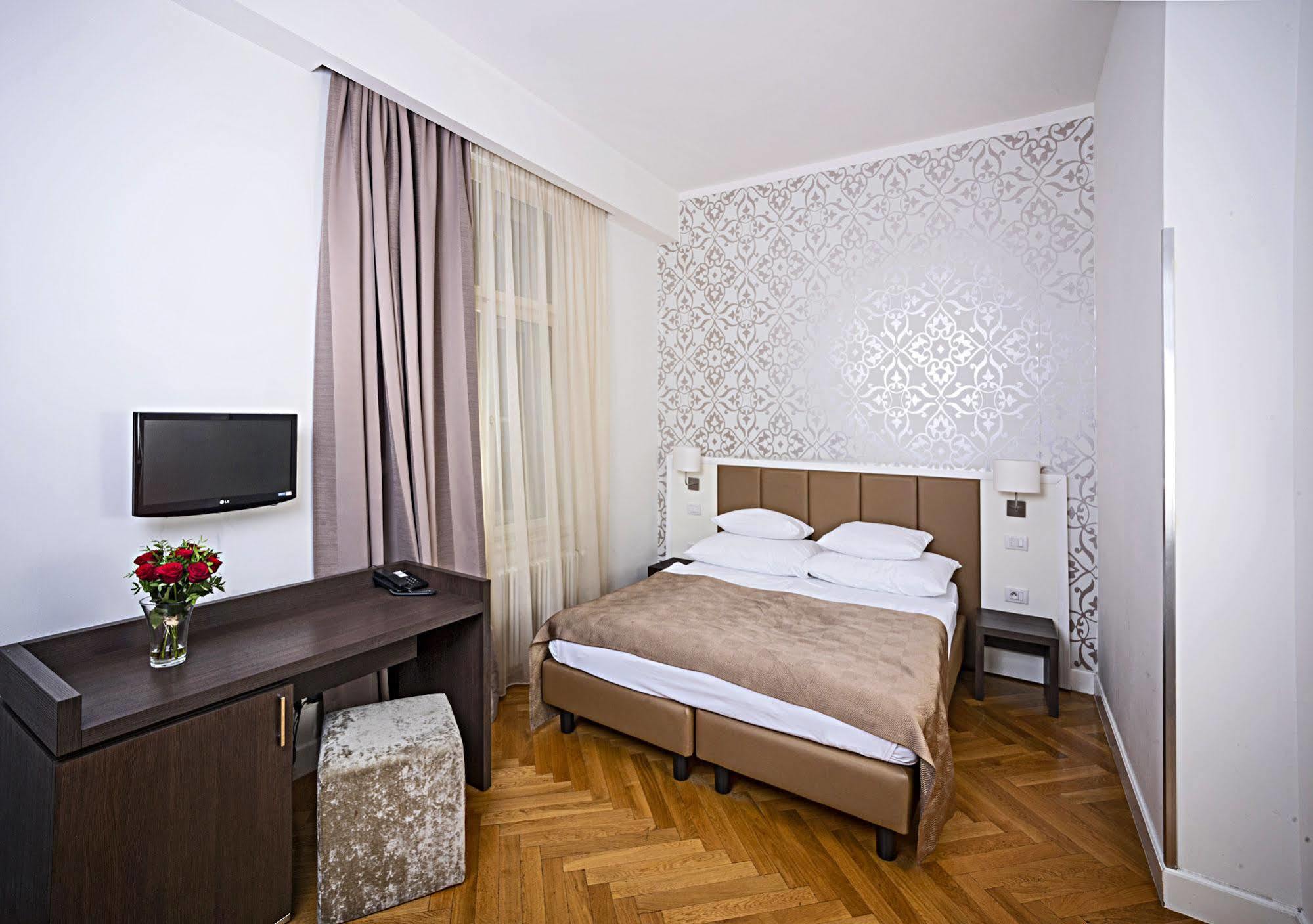 Deminka Palace Praha Bagian luar foto